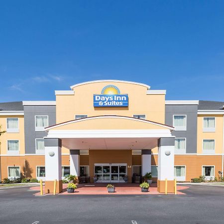 Days Inn & Suites By Wyndham Savannah North I-95 Port Wentworth Exterior photo