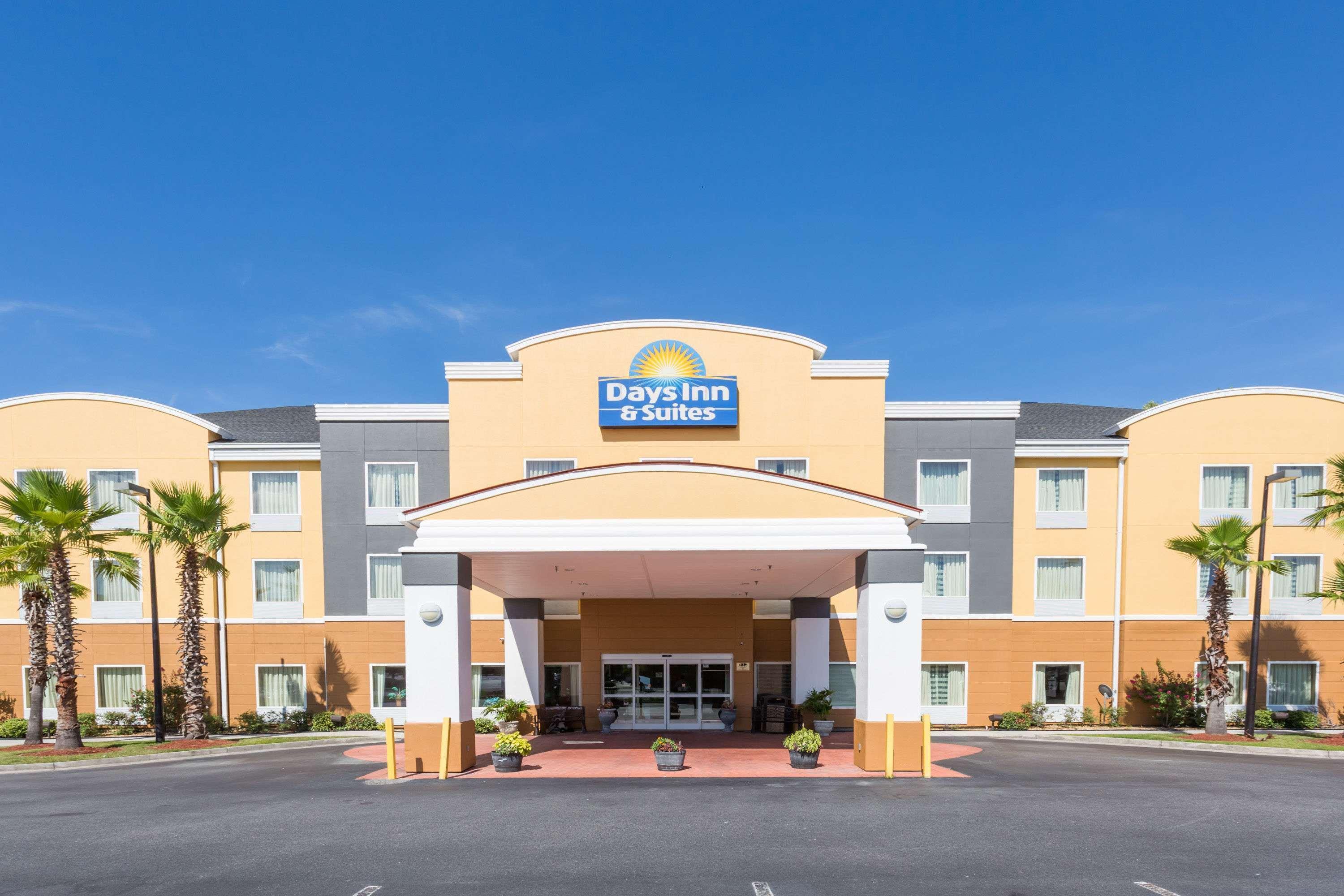 Days Inn & Suites By Wyndham Savannah North I-95 Port Wentworth Exterior photo